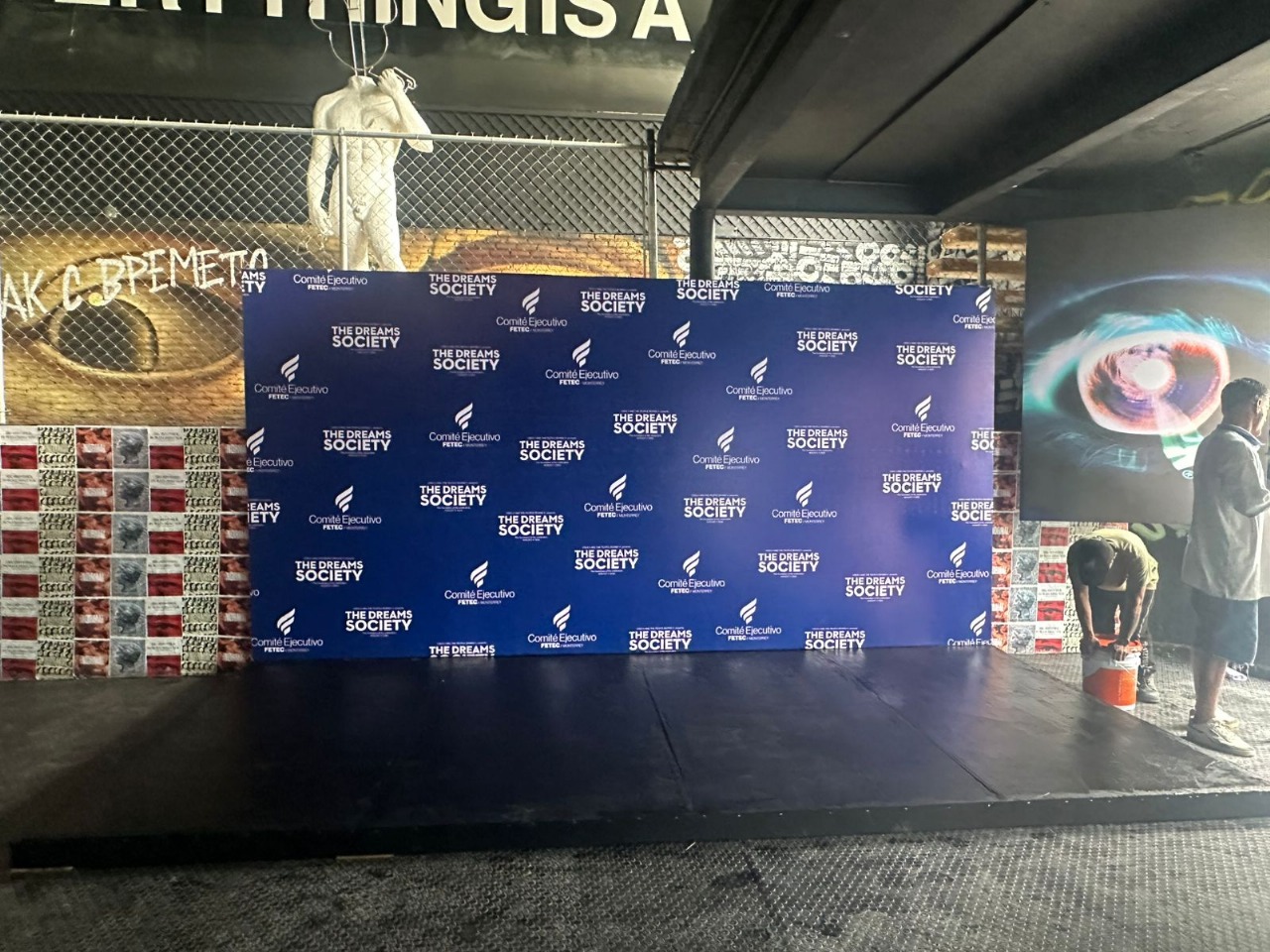 Back de 3 x 2 a base de mamparas con lona personalizada